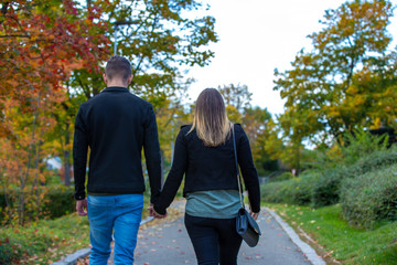 Obraz premium Young couple in love walking in the autumn park