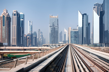 Obraz premium Widok z pierwszego wagonu kolejowego. Dubaj panoramę miasta. Piękny krajobraz miejski ZEA w dzień