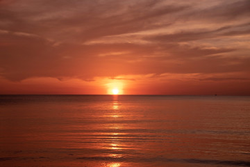 Obraz na płótnie Canvas The beautiful sunset at the beach