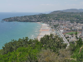 Obraz premium Gaeta - panorama della spiaggia di Serapo risalendo il Monte Orlando