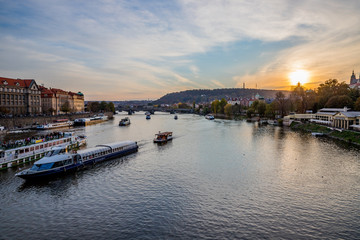 Vue sur la Vltava et Prague au soleil couchant