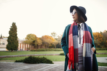  A beautiful woman in a hat and sunglasses walking with feeling 