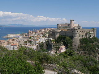 Obraz premium Gaeta - panorama del borgo medievale risalendo il Monte Orlando