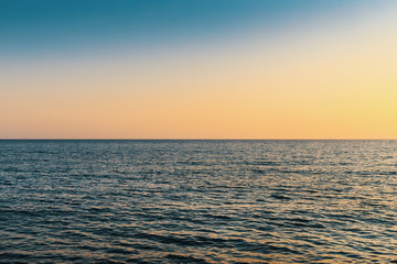 Vue de l'horizon sur la mer méditerranée au coucher de soleil