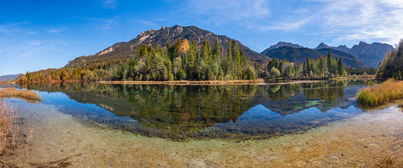 Panorama Landschaft von Karwendelgebirge mit Spiegelung im Isarsee bei Krün