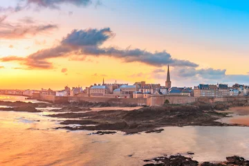 Foto op Canvas Walled city Saint-Malo with St Vincent Cathedral at sunrise at high tide. Saint-Maol is famous port city of Privateers is known as city corsaire, Brittany, France © Kavalenkava