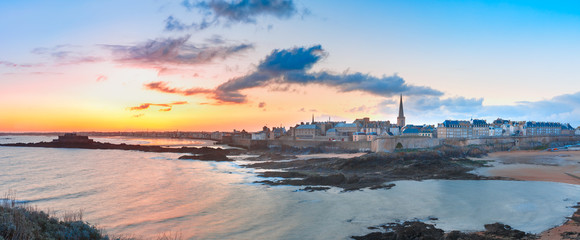 Panoramic view of walled city Saint-Malo with St Vincent Cathedral at sunrise at high tide. Saint-Maol is famous port city of Privateers is known as city corsaire, Brittany, France - obrazy, fototapety, plakaty