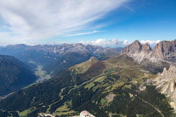 Fototapeta na wymiar Aussicht vom Sass Pordoi in den Dolomiten, Italien