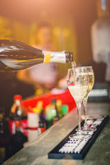 Vita notturna. Locale discoteca che fa festa con musica e cocktails