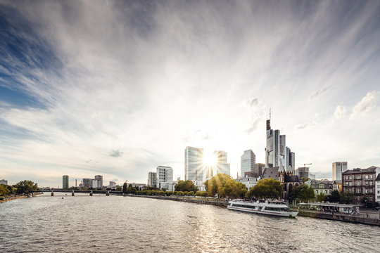 Skyline von Frankfurt bei Sonnenuntergang