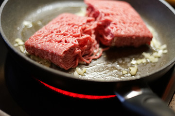 Hackfleisch in der Pfanne für Bolognese