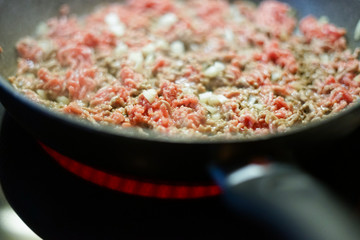 Hackfleisch in der Pfanne für Bolognese