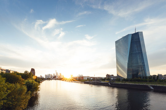 Europ&auml;ische Zentralbank und Skyline von Frankfurt am Main bei Sonnenuntergang