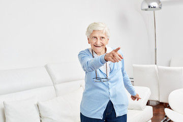 Seniorin in ihrer Wohnung voller Vitalität