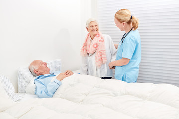 Obraz premium Alte Frau macht Besuch im Krankenhaus