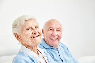 Glückliches Rentner Paar sitzt auf dem Sofa