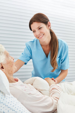 Pflegekraft bei der Betreuung einer Patientin