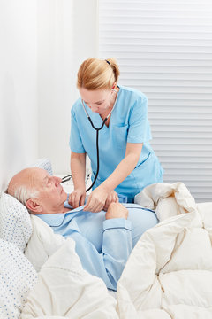 Krankenschwester prüft Atmung von Patient