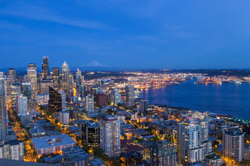 Fototapeta na wymiar Beautiful panoramic view of Seattle Cityscape ,View of downtown Seattle and Mount rainier at night in Seattle Washington, USA