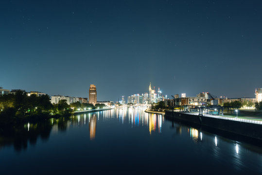Skyline von Frankfurt am Main bei Nacht