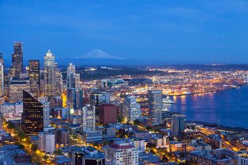 Fototapeta na wymiar Beautiful panoramic view of Seattle Cityscape ,View of downtown Seattle and Mount rainier at night in Seattle Washington, USA
