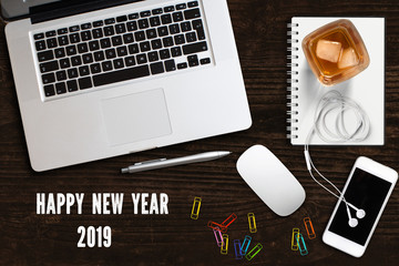 Computerarbeitsplatz mit Neujahrsgrüßen