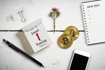 Kalenderblatt mit 1.1.2019 und Ringbuch mit Checkliste für neue Ziele im Jahr 2019