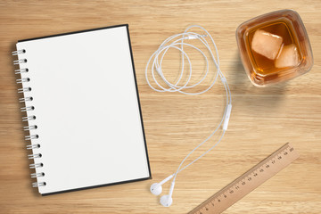 leeres Ringbuch und Drink auf Holzuntergrund