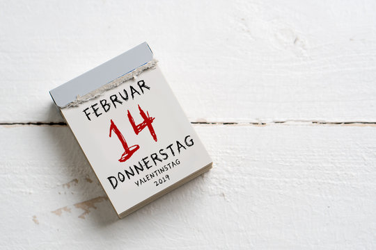 Abreißkalender mit Valentinstag 2019 auf weißem Holzhintergrund