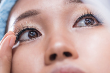 Naklejka premium Women are wearing false eyelashes.