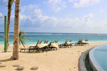 インフィニティプールとモルディブの海