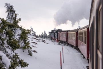 Fototapeta premium Historischer Dampfzug auf dem Weg zum Brocken