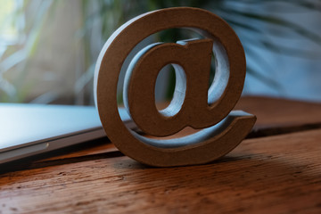 at-zeichen aus karton