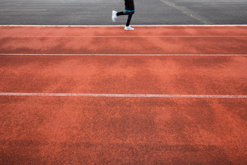 course à pied athétisme courir running piste stade entrainement jambe endurance cardio dynamique santé entretenir coprs soin jogging plat