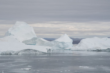 Eisberge in der Disko Bucht bei Ilulissat bei einer Zodiac-Fahrt