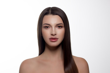 Obraz premium Zakończenie portret młoda kobieta patrzeje kamerę i ono uśmiecha się z prostym brown włosy. chuda skóra, makijaż dzienny. Procedury spa, pielęgnacja skóry, kosmetologia, zastrzyki, laminowanie włosów, piękno