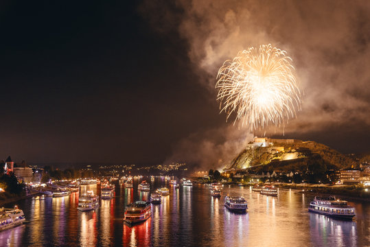 Feuerwerk und Schiffsparade auf dem Rhein in Koblenz