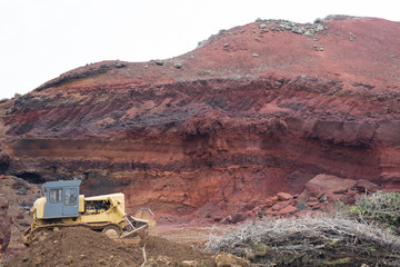 Bagger inmitten roter Gesteins- und Erdschichten im Zwillingskrater Seyðishólar / Süd-West-Island © tina7si