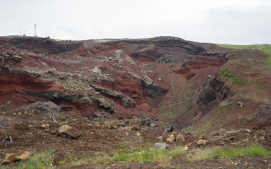 Hintergrund: rote Gesteins- und Erdschichten im Zwillingskrater Seyðishólar / Süd-West-Island