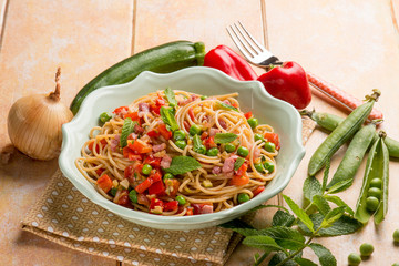 spaghetti with bacon capsicum peas and zucchinis