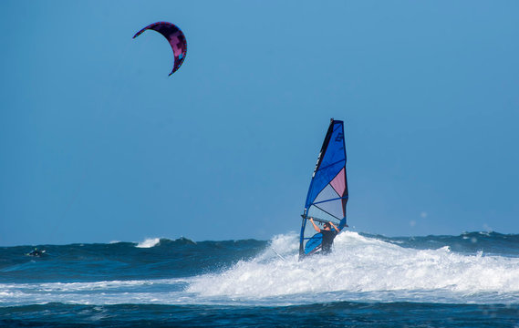 Serata ventosa e mare agitato con il kitesurf sulla spiaggia di Berchida, Sardegna orientale - Italia	