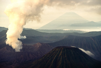 Rauchender Vulkan Bromo, im Hintergrund der Vulkan Semeru auf Java, Indonesien © Heinz