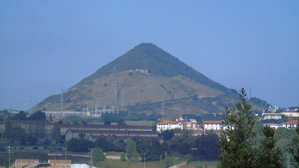 Fototapeta na wymiar Pico montañoso en forma de pirámide. Pais Vasco. España