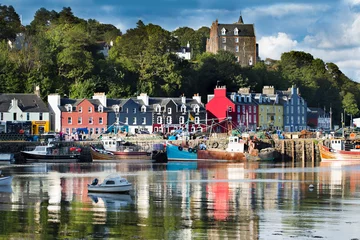 Deurstickers Tobermory town, capital of the Isle of Mull in the Scottish Inner Hebrides, Scotland, United Kingdom, Europe © Patricia Chumillas