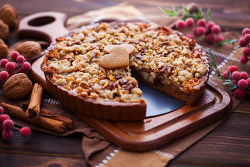 gingerbread tart with apples and nuts