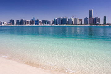 Fototapeta premium Widok na publiczną plażę w Abu Zabi, Al-Khalidiya i drapacze chmur ZEA