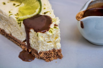 Käsetorte mit Schokosauce