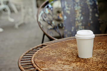 Naklejka premium closeup hot latte on the rusty table outside the coffeshop