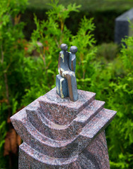 Grabstele mit Bronzefigur