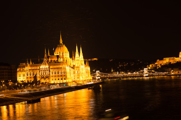Obraz premium Budapest parliament by night